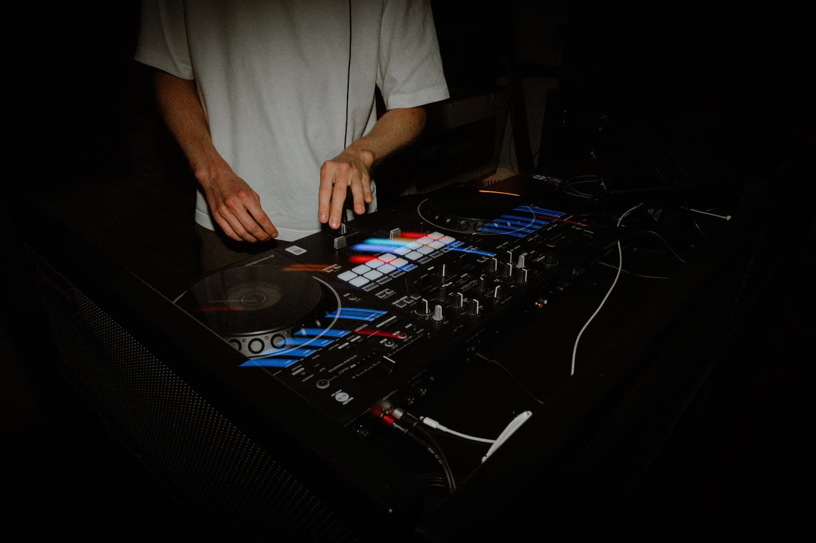 Hände von DJ Daku am DJ-Controller während der Hochzeitsparty